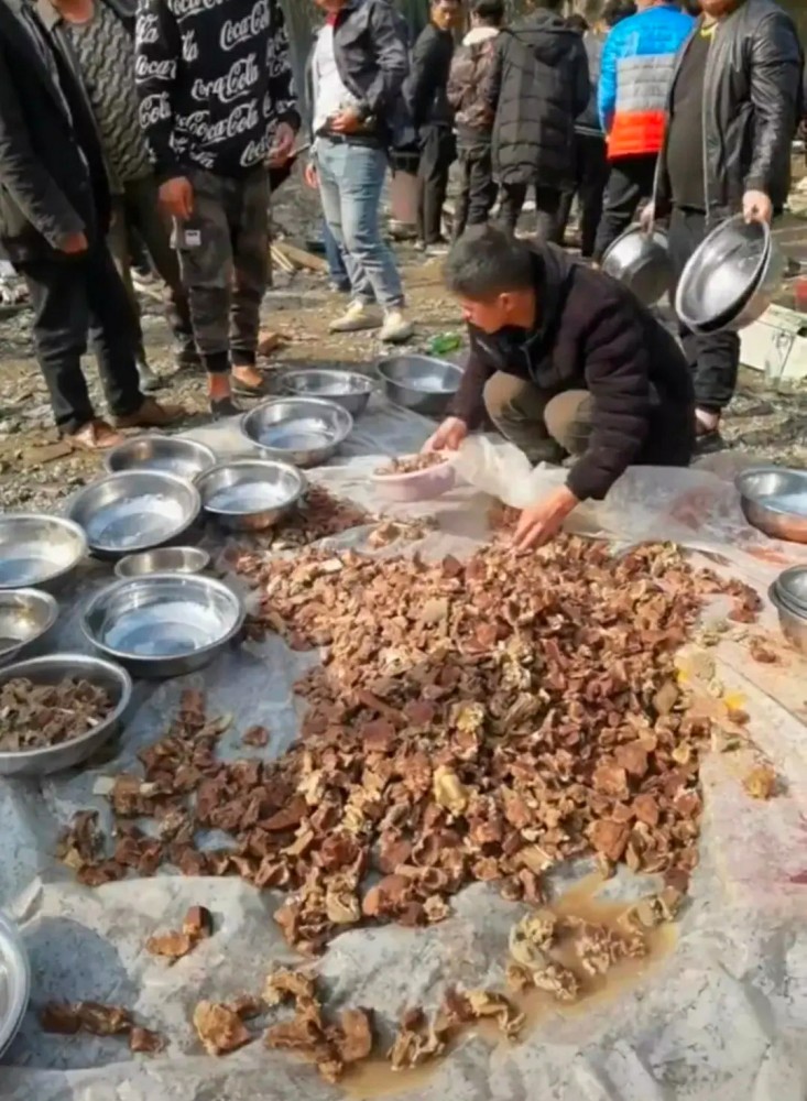 四川凉山彝族酒席直接蹲在地上进行既简单又有民族特色