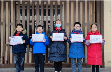 虞园小学5名三年级学生组成常熟市代表队参赛,经过加减看心算,闪电
