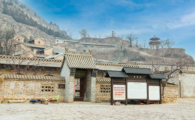 临县碛口西湾村临湫水河河道山坡而建,古宅院建筑高低错落,层次分明