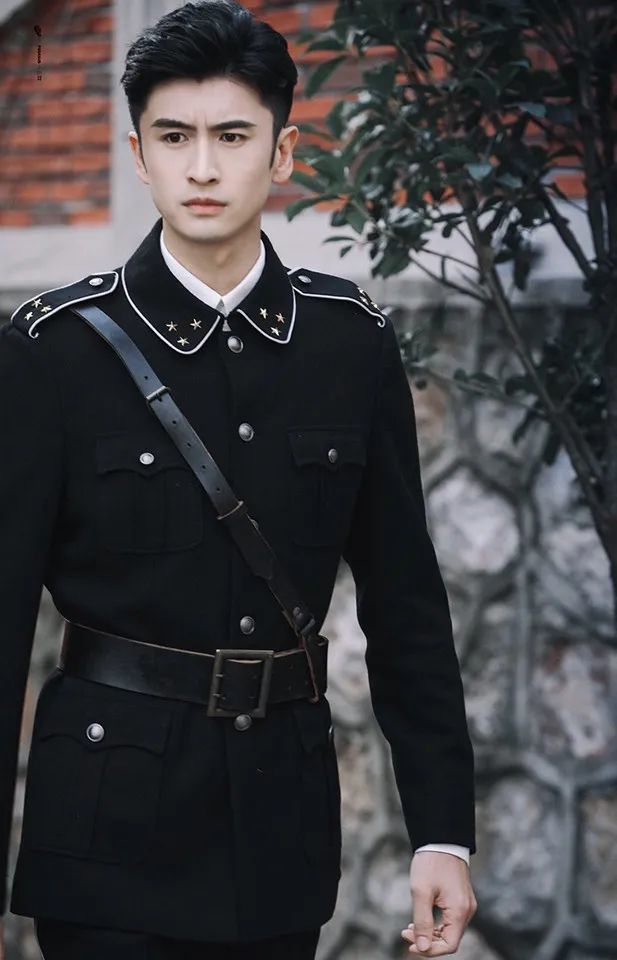 别急,小编给大家整理了上架和尚未上架的民国剧男演员的帅照,他们简直