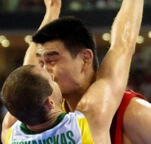 本来就是很普通礼节性的拥抱,因为对方是劳伦斯,这让姚明瞬间成为了