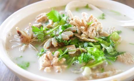 羊双肠又叫羊双肠汤,属于豫宴之一,是用羊的大肠和小肠熬制而成,据"老