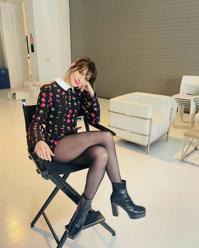 39岁安妮海瑟薇黑丝配大衣,身材依旧傲人,网友:梦回普拉达女王