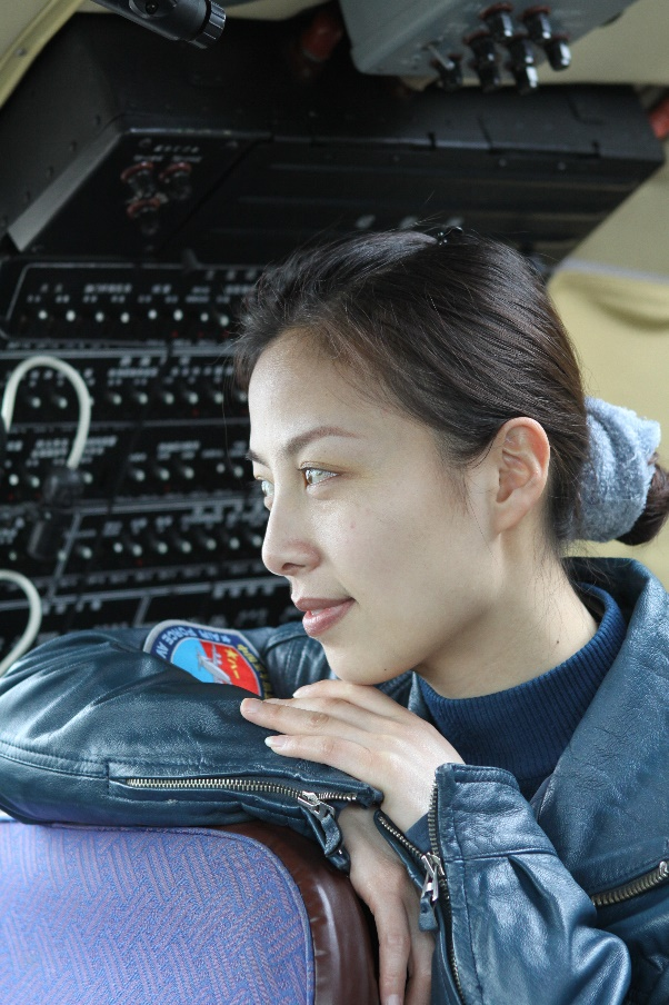 在轨超100天航天员王亚平的五彩战衣也是绝绝子