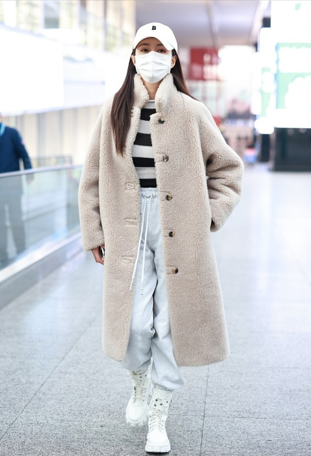 杨采钰不愧是时尚圈“女魔头”，穿复古色呢绒大衣，太贵气了上海新世纪英语高三