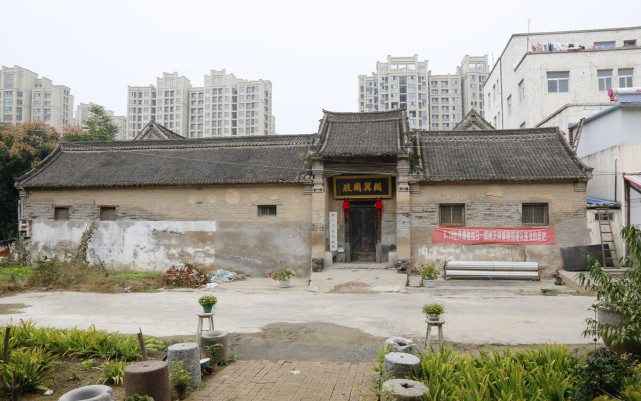 任家先祖任德润曾是官居二品的布政司布政使,牵头对老宅进行了扩建