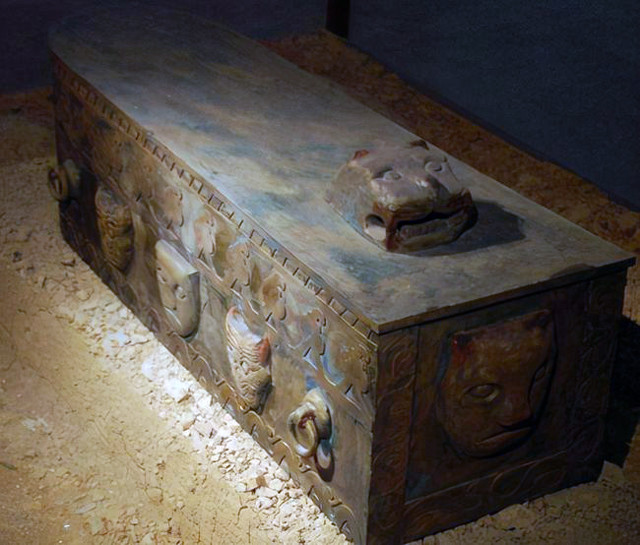 修路挖到汉代铜棺,请示如何处置,上级指示:立即熔掉