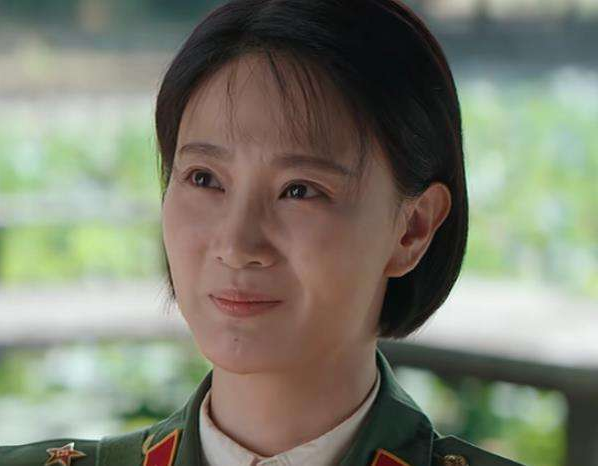 在《王牌部队》中,侯梦莎饰演韩春雨,虽然同样是军旅剧,但是荧屏形象
