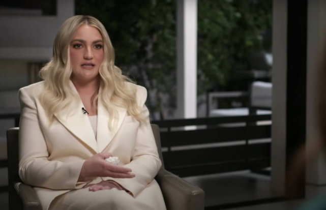 小甜甜布兰妮严厉回击亲妹的吐槽称对方谎话连篇瞎编故事