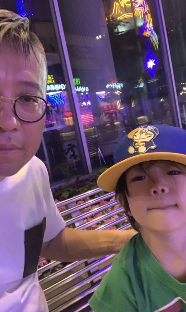 亮哥丨艺人企划负责人_我一听眼泪就下来了「游泳的时候我要去扶他,他