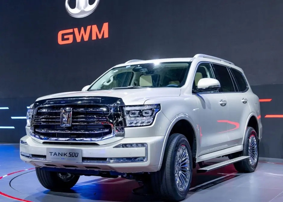 此前发布的官图要更加霸气,大面积的镀铬中网虽然与丰田坦途有些相似