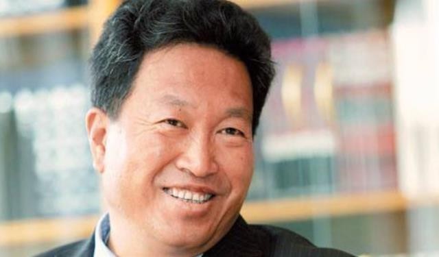 杨卓舒,1952年出生于黑龙江省肇东市,其父母都是光荣的人民教师