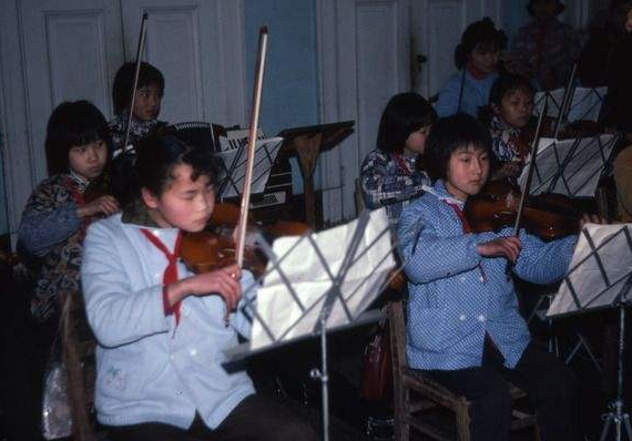 80年代兴趣班照片曝光教学环境虽简陋却难掩学生的幸福感