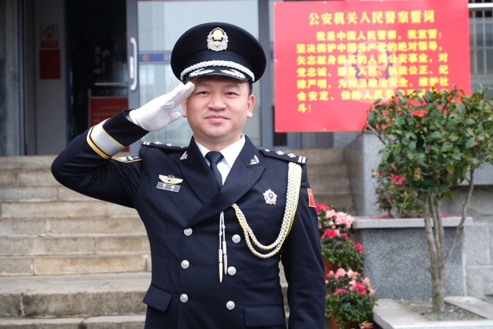 警禮服列裝!汨羅交警全新亮相_騰訊新聞