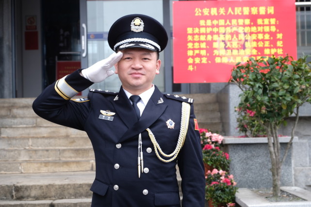 警礼服列装汨罗交警全新亮相