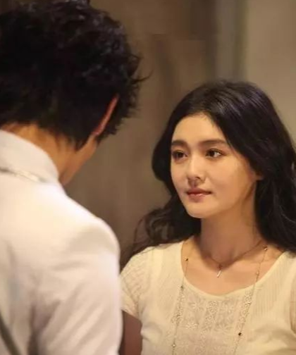大s离婚后首次公开露面,气质大变美回少女脸,网友:自带哭相眼