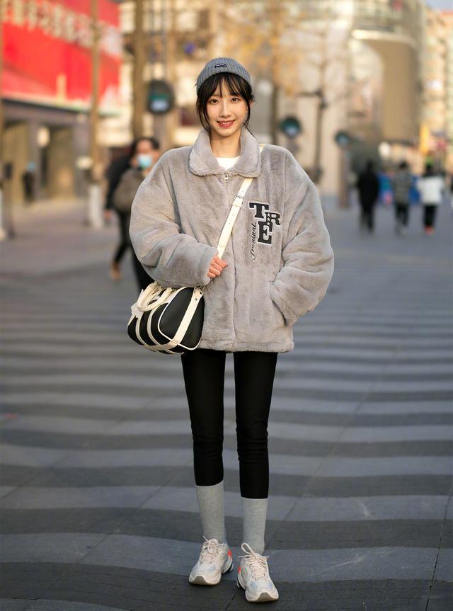 look3,九分裤 袜子不过打底裤的束缚性极强,会将腿部线条完美地勾勒