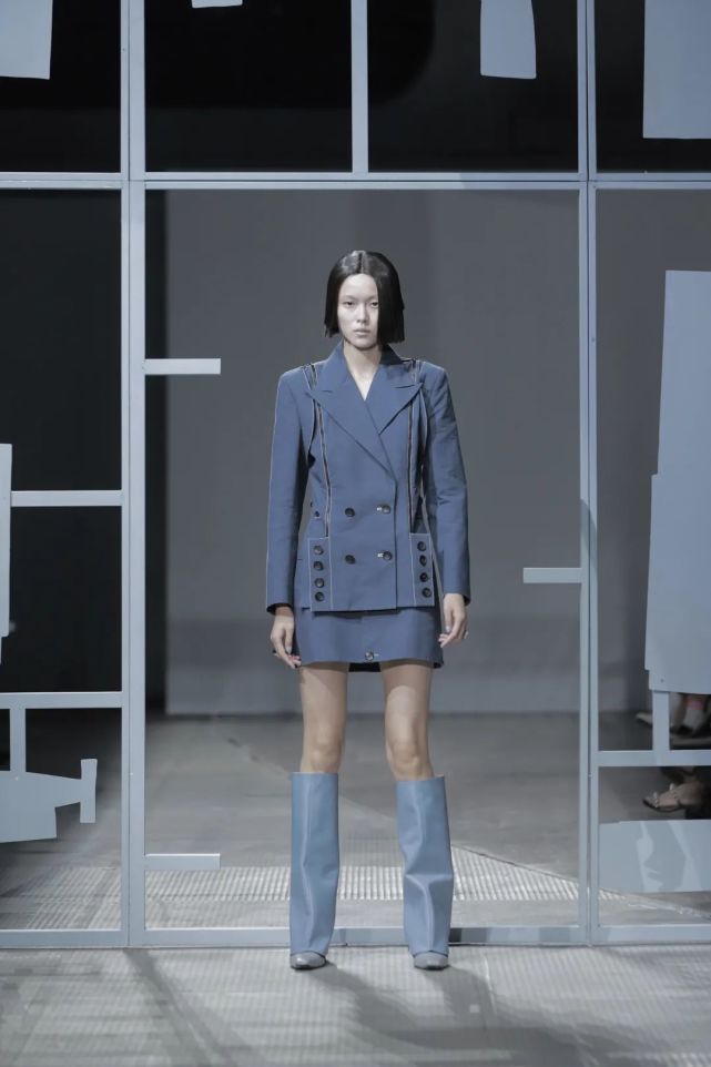 j e cai"模块化第一章"系列上海时装周秀场(滑动查看更多图片)诚然