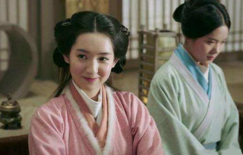 汉献帝退位后为何把2个女儿献给曹丕你看曹丕登基时说了句啥