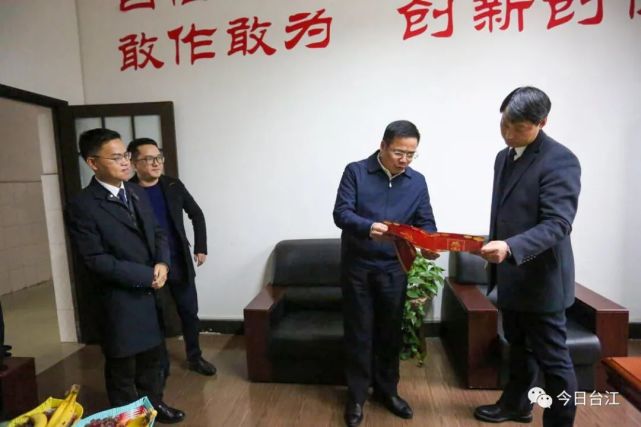 杨德昭到台江县民族中学欢送蔡毛校长