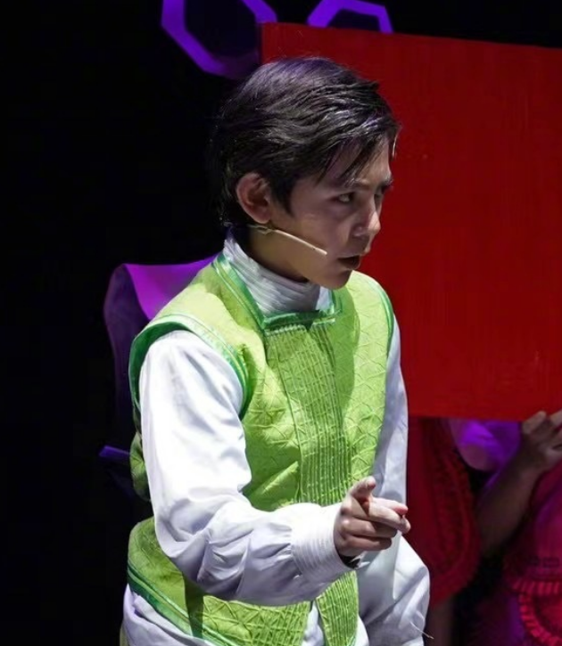 刘烨晒儿女话剧照11岁诺一对戏时眼神张力强侧颜像极爸爸