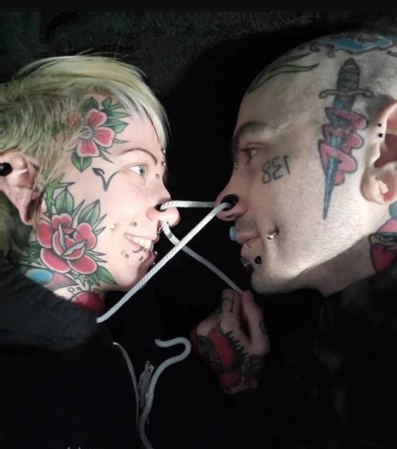 外国一对情侣用绳子穿过两人鼻子