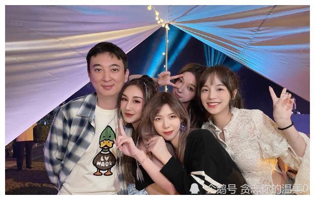 34岁王思聪三亚庆生,网红美女扎堆与其合影,排场比往年低调许多