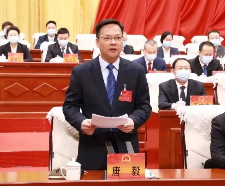 乌海市第十届人民代表大会第一次会议举行第三次全体会议唐毅主持会议