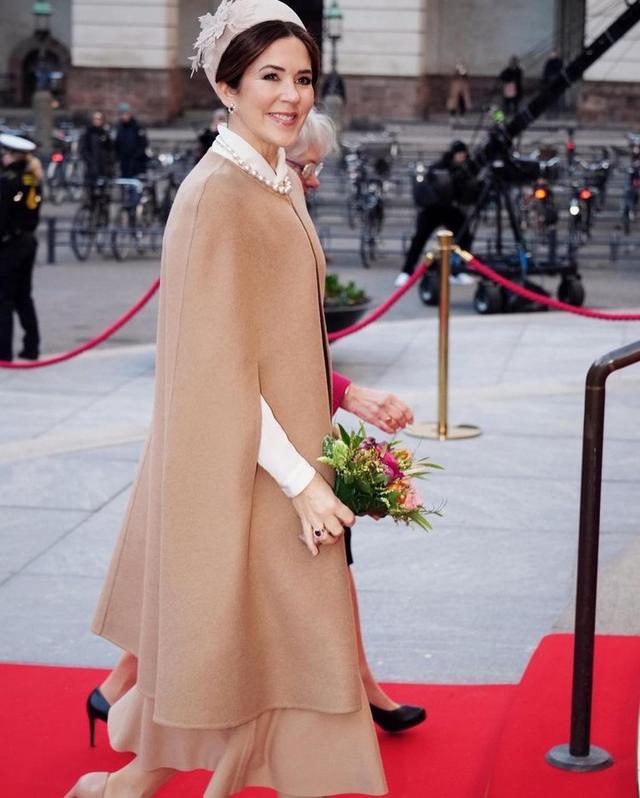 丹麦王储妃玛丽太美了!穿复古驼色斗篷挺优雅,丈夫也忍不住看她