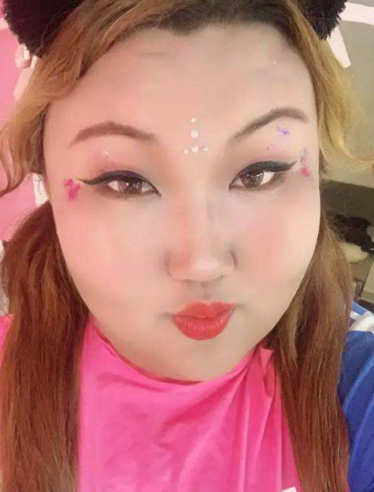 当然也有一些粉丝是来磕cp的,毕竟每一次童锦程跟女嘉宾合作,都会投入