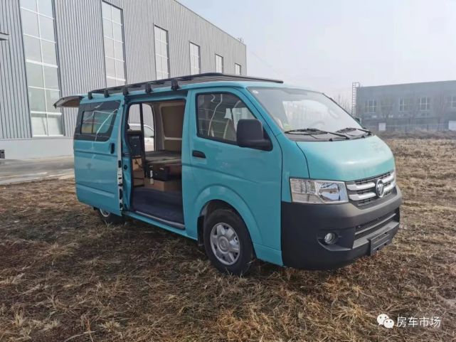 采用蒂芙尼蓝的整车配色,基于福特g7底盘改装,外观尺寸:4840*1695*