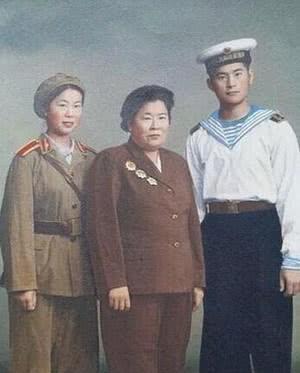 红军女教头何子友 酒量胜过许世友 结婚时伟人与总理到场祝贺 天天看点