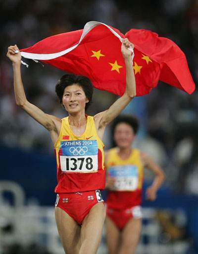 邢慧娜实现了这个梦想,她身披国旗在镜头前喊:"爸爸,我赢了!