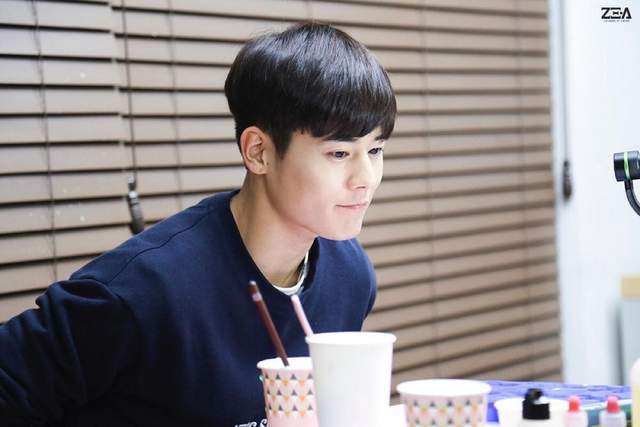 金桐俊迎出道12周年 以亲笔信向粉丝诉感谢_腾讯新闻