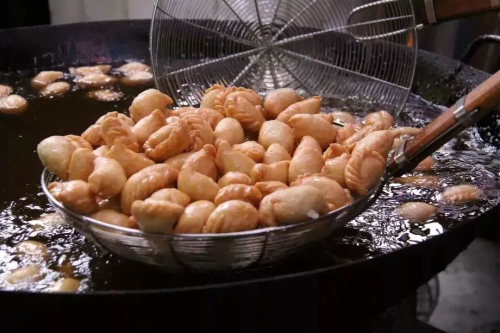 油角是开平等地家常小吃的一种,到过年时,油角就是开平人串门送礼