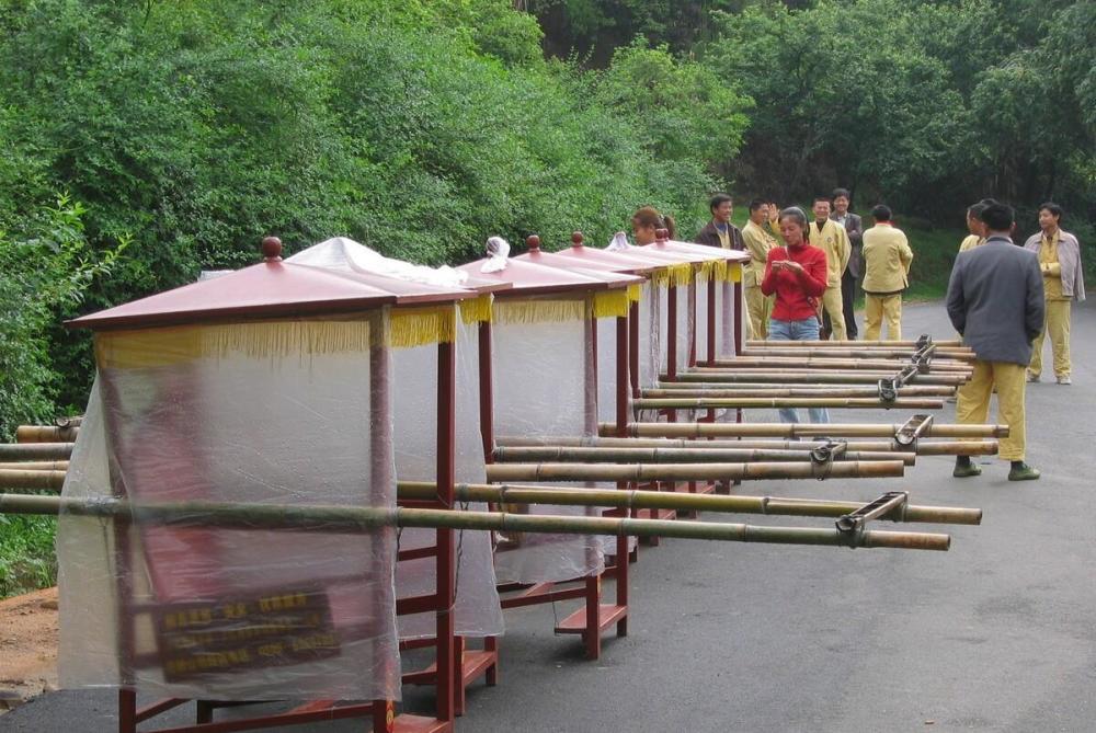 轿子与滑竿官绅的优越和对平民少得可怜的怜悯