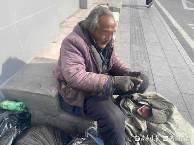 衣衫褴褛老人在济南文化东路流浪系救助回家后再次跑出