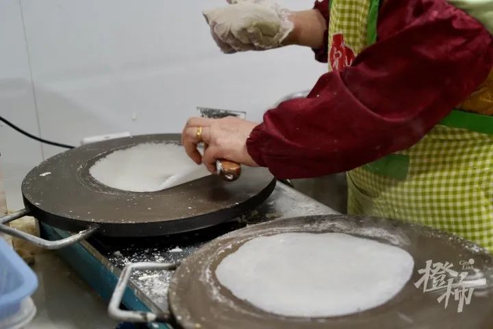 每逢年边就开始排队菜市场20元一斤现做的春卷皮你今年买了吗