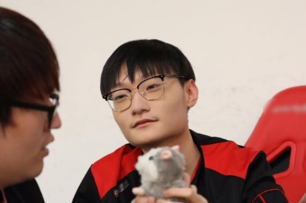 小天对位被小乐言压制,俱乐部赛后找内鬼,首发位置马上换人