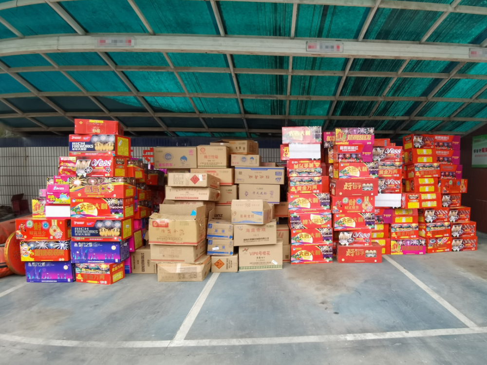 服装店老板在仓库囤22箱烟花 腾讯网