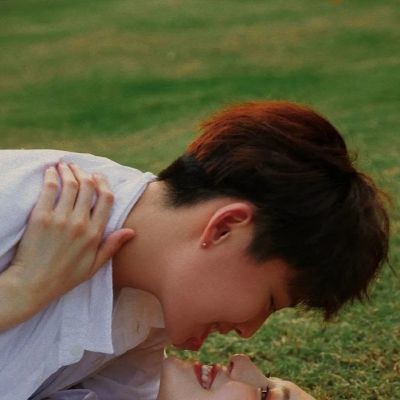 ins情侣头像我们要拥抱一下吗