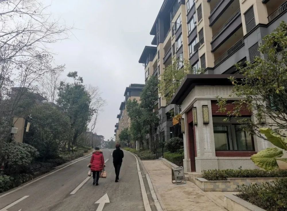 南充嘉陵大道金澜府小区门头字被拆