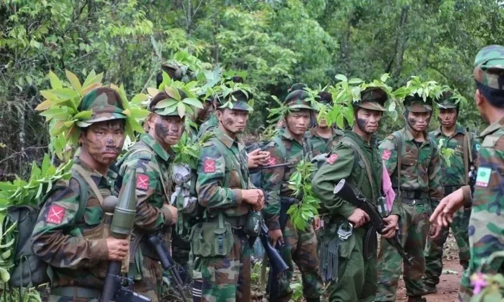 德昂军军队兵力有正规军七个团,士兵约2000人.