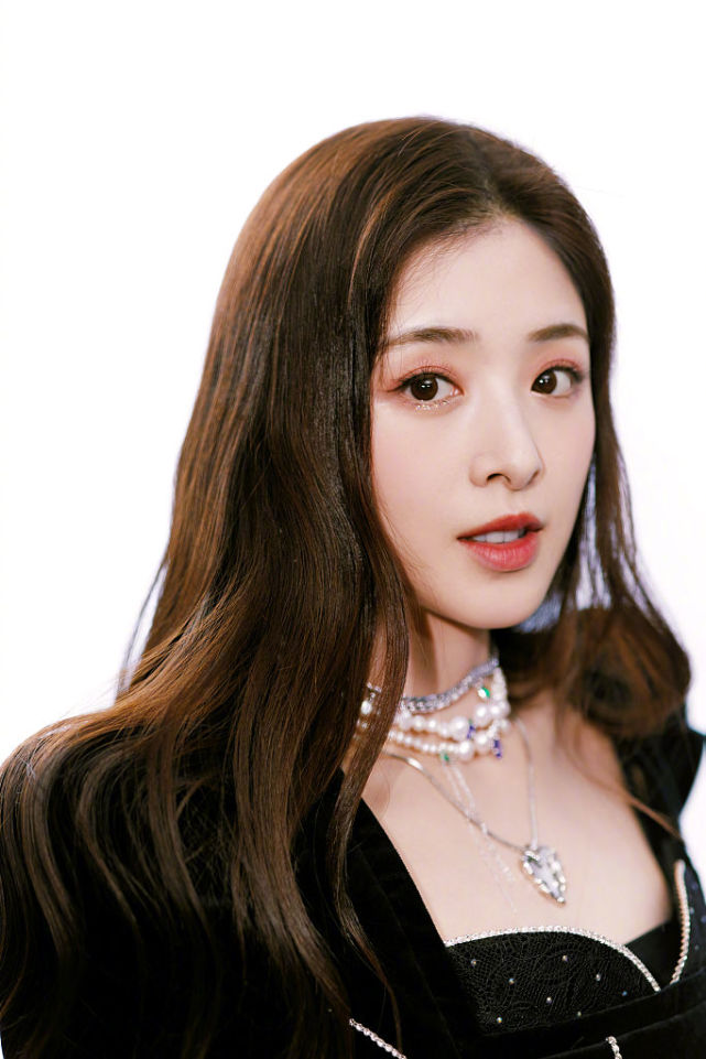 张含韵亮相2021s联赛年度总决赛 宫廷风黑天鹅写真优雅惊艳