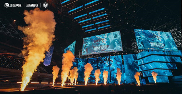 颇具匠心,围绕"挑战者皆王者"的主题,金字塔造型的舞台主背景气势恢弘