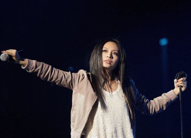 郁可唯和飞儿乐队新主唱韩睿合唱《我们的爱》,比起詹雯婷,差点插图5