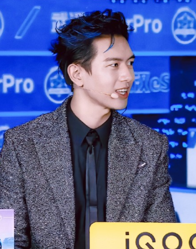 李现蓝色挑染背头再现王者荣耀决赛现场网友最称职的代言人