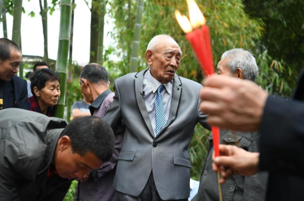 台湾老兵离乡70年,积蓄全部做慈善,问侄子:我没钱你还养我吗?