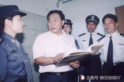 他是原广东省公安厅厅长官至副部级曾负责澳门回归的安保工作