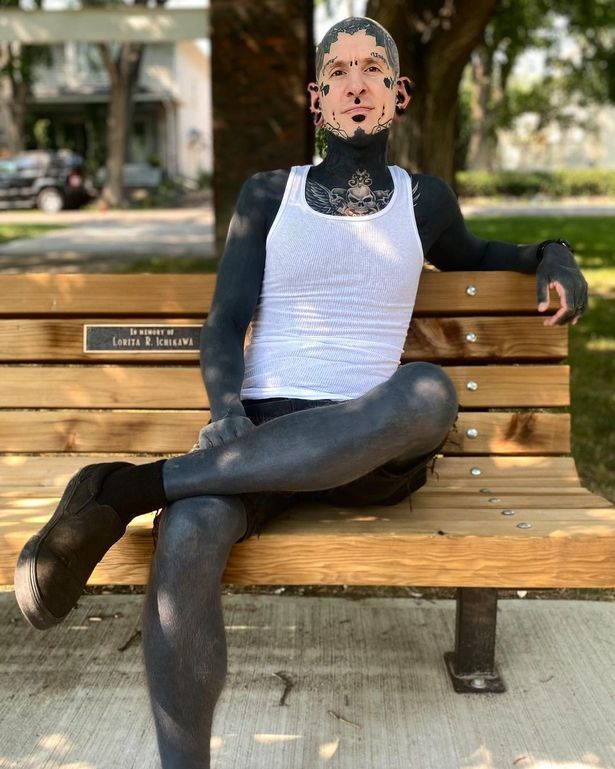 加拿大男子痴迷纹身,历经13年,几乎全身"涂黑"包括敏感区域